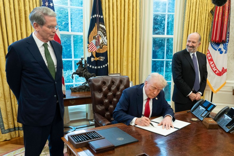 Prezydent USA Donald J. Trump podczas podpisywania dekretów w Gabinecie Owalnym Białego Domu w obecności sekretarza skarbu Scotta Bessenta (L) i sekretarza handlu Howarda Lutnicka (P), Waszyngton, USA, 3 lutego 2025 r.