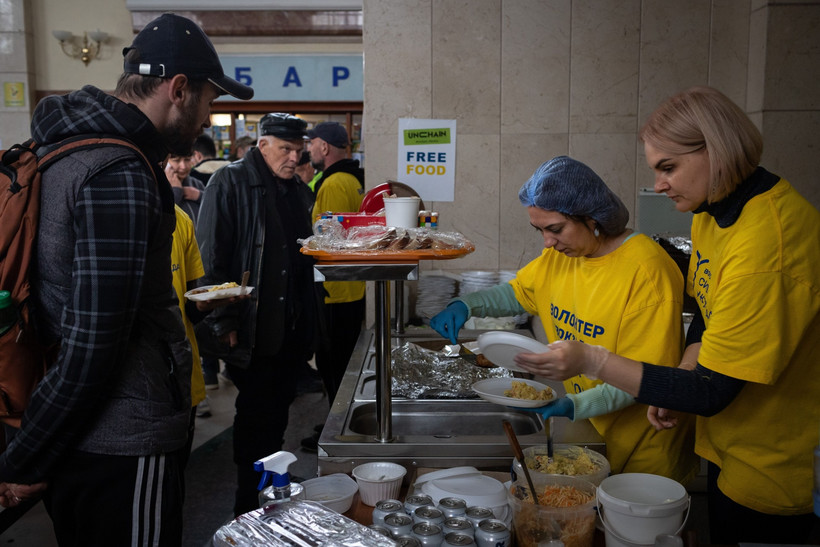 Volunteers give away free meals, Użhorod, Ukraina