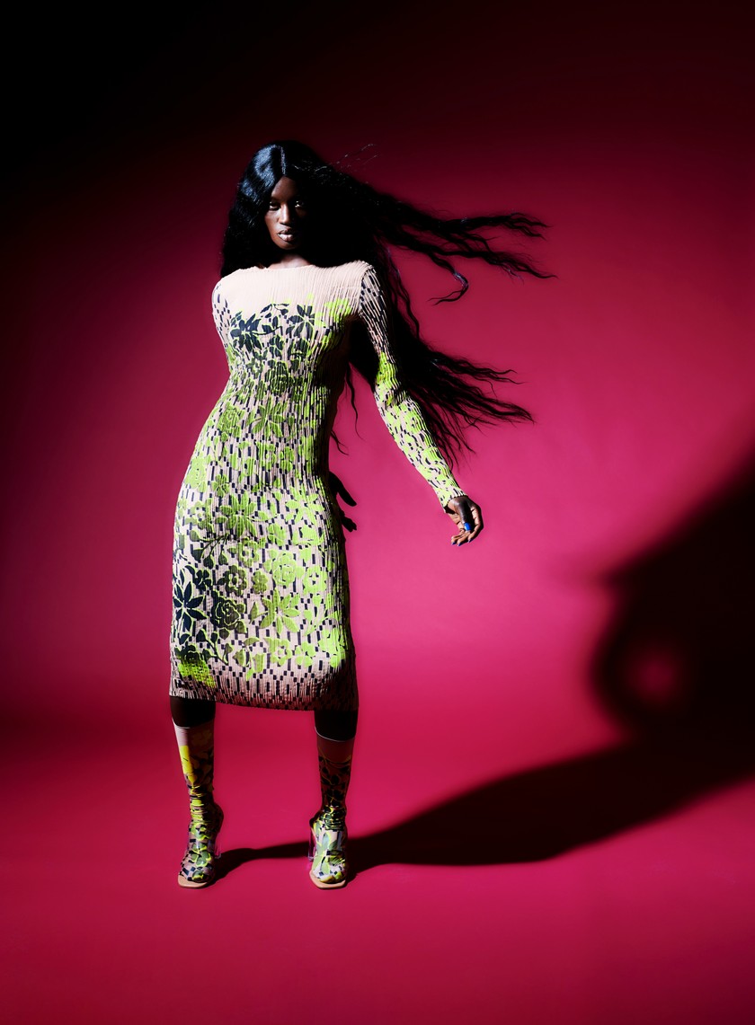 JULIA HEUER Bedrucktes Plisseekleid und Kniesocken.