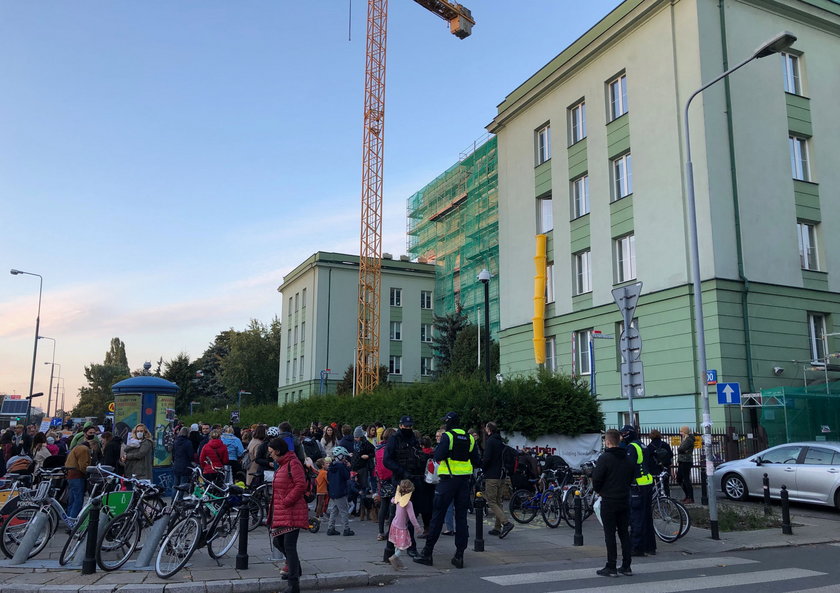 Rodzinny protest przeciwko wypychaniu uchodźców na granicy polsko-białoruskiej