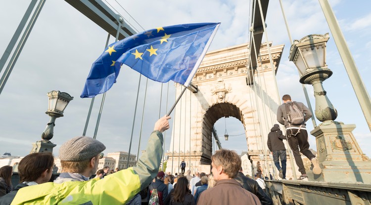 tüntetés a független egyetemek mellett