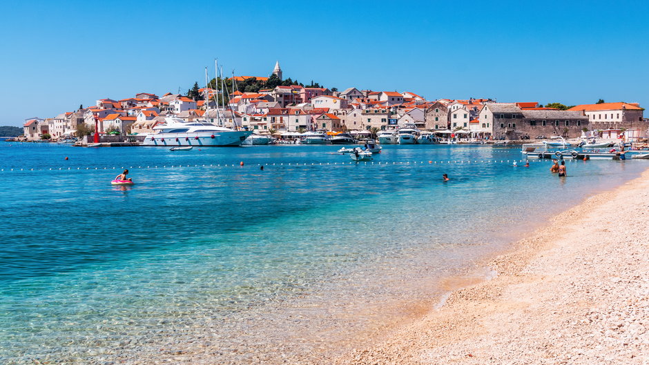 Dzięki krystalicznie czystej wodzie i drobnemu piaskowi plaże nad Adriatykiem są popularnym miejscem na wakacje. Jednak pływanie w popularnym miejscu na chorwackim wybrzeżu może być niebezpieczne. Powód: azbest.