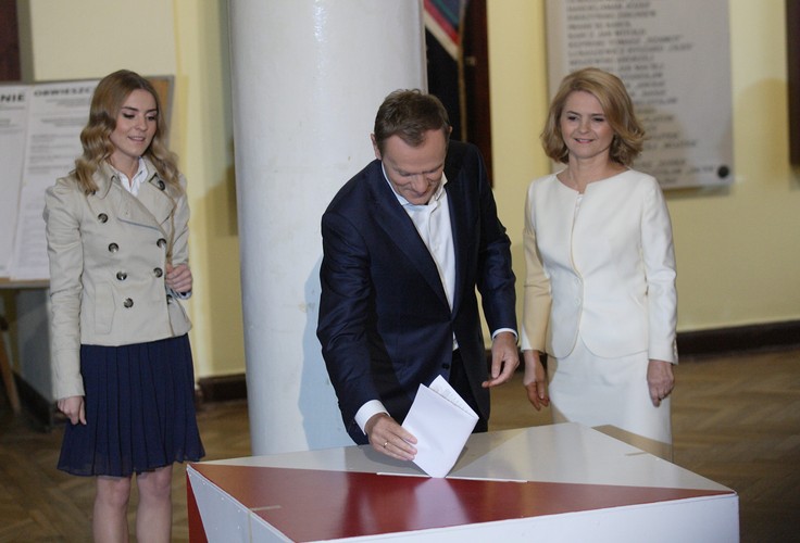 Premier RP Donald Tusk z żoną Małgorzatą i córką Katarzyną głosują w wyborach parlamentarnych w obwodowej komisji wyborczej nr 57 w liceum im. Stefana Batorego w Warszawie.