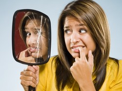 To jedno zdanie pomoże nam polubić siebie. Psycholog radzi, co powtarzać przed lustrem