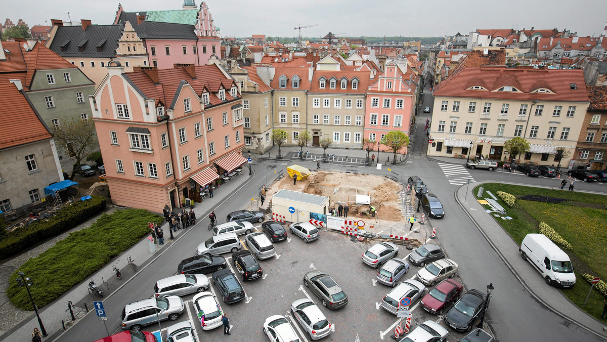 Nowy przetarg na rewaloryzację placu Kolegiackiego ogłosiło Miasto Poznań. W pierwszym przetargu wpłynęła tylko jedna oferta, która znacząco przekroczyła zakładany budżet inwestycji.