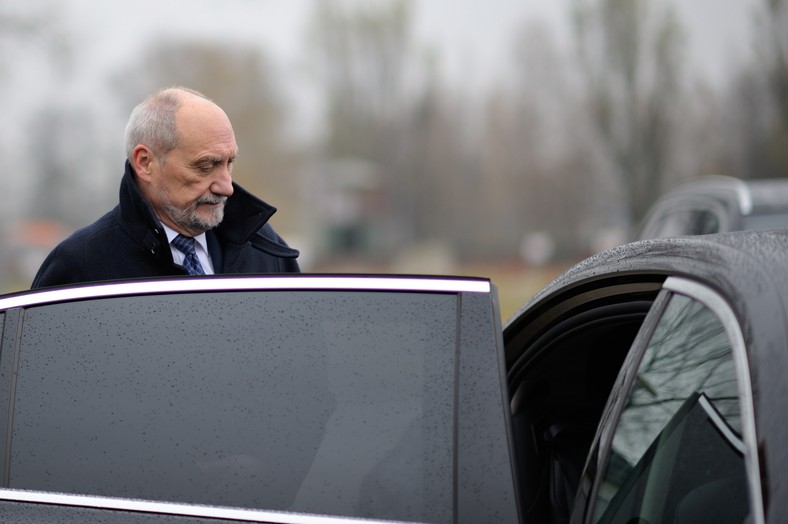 Antoni Macierewicz podczas wizyty w Oddziale Specjalnym Żandarmerii Wojskowej w Mińsku Mazowieckim (06.11.2016)