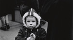 Diane Arbus, "Kid in a hooded jacket aiming a gun" (Nowy Jork, 1957)