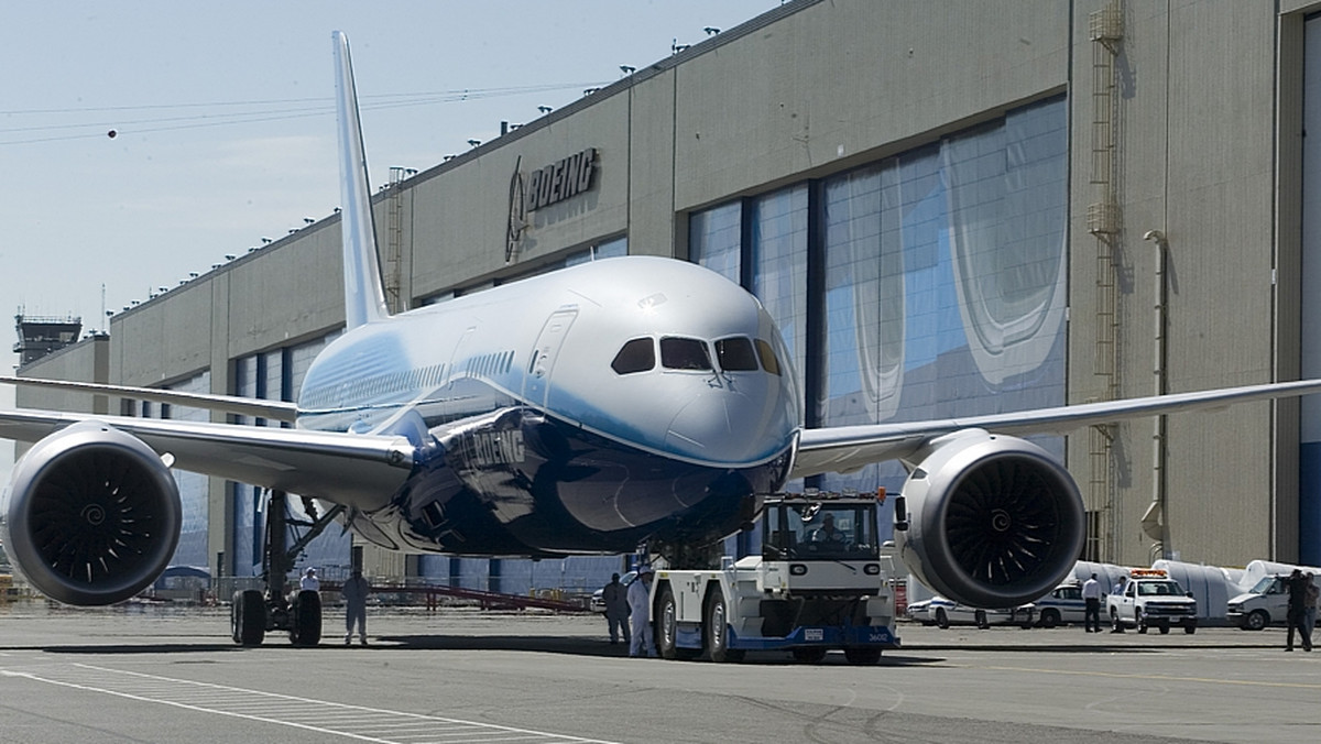 Jest szansa, że do końca grudnia w barwach LOT-u będzie latało pięć Boeingów 787 Dreamliner. Oznaczałoby to wymianę całej długodystansowej floty naszego narodowego przewoźnika, informuje "Dziennik Gazeta Prawna".