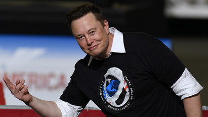 Elon Musk ismét szintet lépett: már csak egyetlen ember gazdagabb nála a világon
