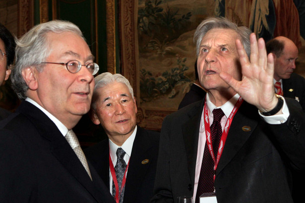 Szef Banku Anglii Mervyn King (po lewej) i prezes EBC Jean-Claude Trichet (po prawej); w tle szef Banku Japonii Toshihiko Fukui
