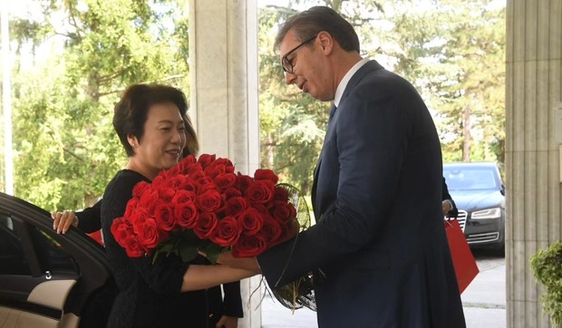 Vučić se buketom ruža zahvalio ambasadorki Kine Čen Bo na četvorogodišnjem mandatu 