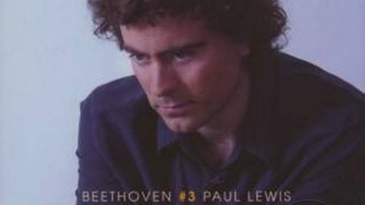 Oto kolejne trzy płyty z serii Sonat Beethovena w wykonaniu angielskiego pianisty Paula Lewisa, ucznia Ryszarda Baksta i... Alfreda Brendla. Pisząc o poprzednich tomach (nr 3/2007), które zawierały trzy Sonaty op. 31 oraz — w trzypłytowym tomie drugim — dziesięć utworów, w tym Sonatę "Patetyczną", "Waldsteinowską" i "Hammerklavier", zachwyciłem się nie tyle oryginalnością odczytania nut, ile tym, co o niej decyduje: położeniem nacisku na lirykę, wręcz odkryciem w idiomie Beethovena pierwiastka poetyckiego. 