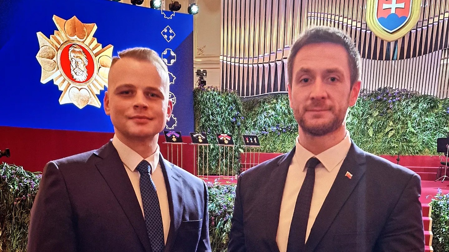 Milan Mazurek a Milan Uhrík na slávnostnom udeľovaní štátnych vyznamenaní v Redute