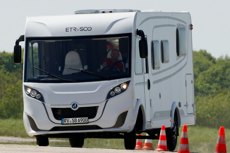 Porównanie czterech rodzajów kamperów (Etrusco I 6900 S)