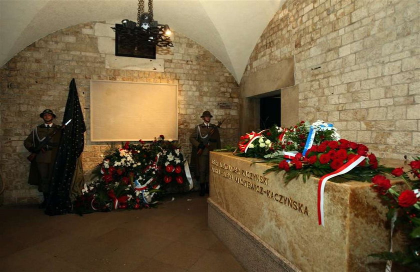W grobie Kaczyńskiego leżą inne osoby?