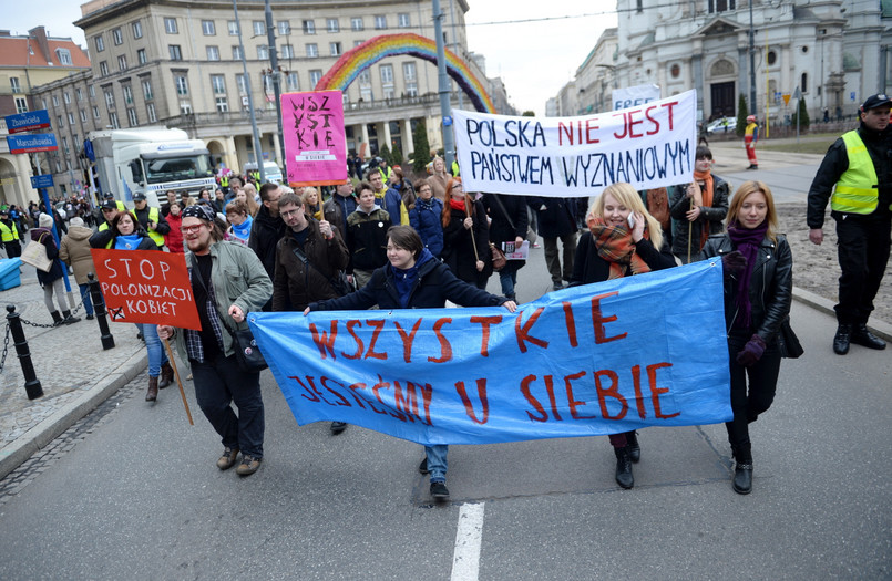 "To jest bardziej postulat, ponieważ kobiety np. niepełnosprawne, które nie mogą się poruszać po mieście, nie mogą się czuć w pełni u siebie" - tłumaczy jedna z organizatorek demonstracji, Elżbieta Korolczuk z Porozumienia Kobiet 8 Marca. Podobnie - dodaje - jest z kobietami, które pracują na umowach śmieciowych bez żadnego zabezpieczenia czy za grosze w supermarketach. "Chodzi nam o to, aby tę sytuację zmienić i poczuć się wreszcie u siebie" - mówi Korolczuk. Uczestniczki i uczestnicy Manify zwracają też uwagę na problem alimentów i trudnej sytuacji migrantek w Polsce np. z Iranu czy Syrii. Jak co roku na Manifie dla osób z dziećmi przygotowano tzw. Kids Block, czyli specjalną platformę, na której bawić się mogą najmłodsi. Demonstranci przeszli przez centrum Warszawy i około godziny 15 dotarli przed Sejm.