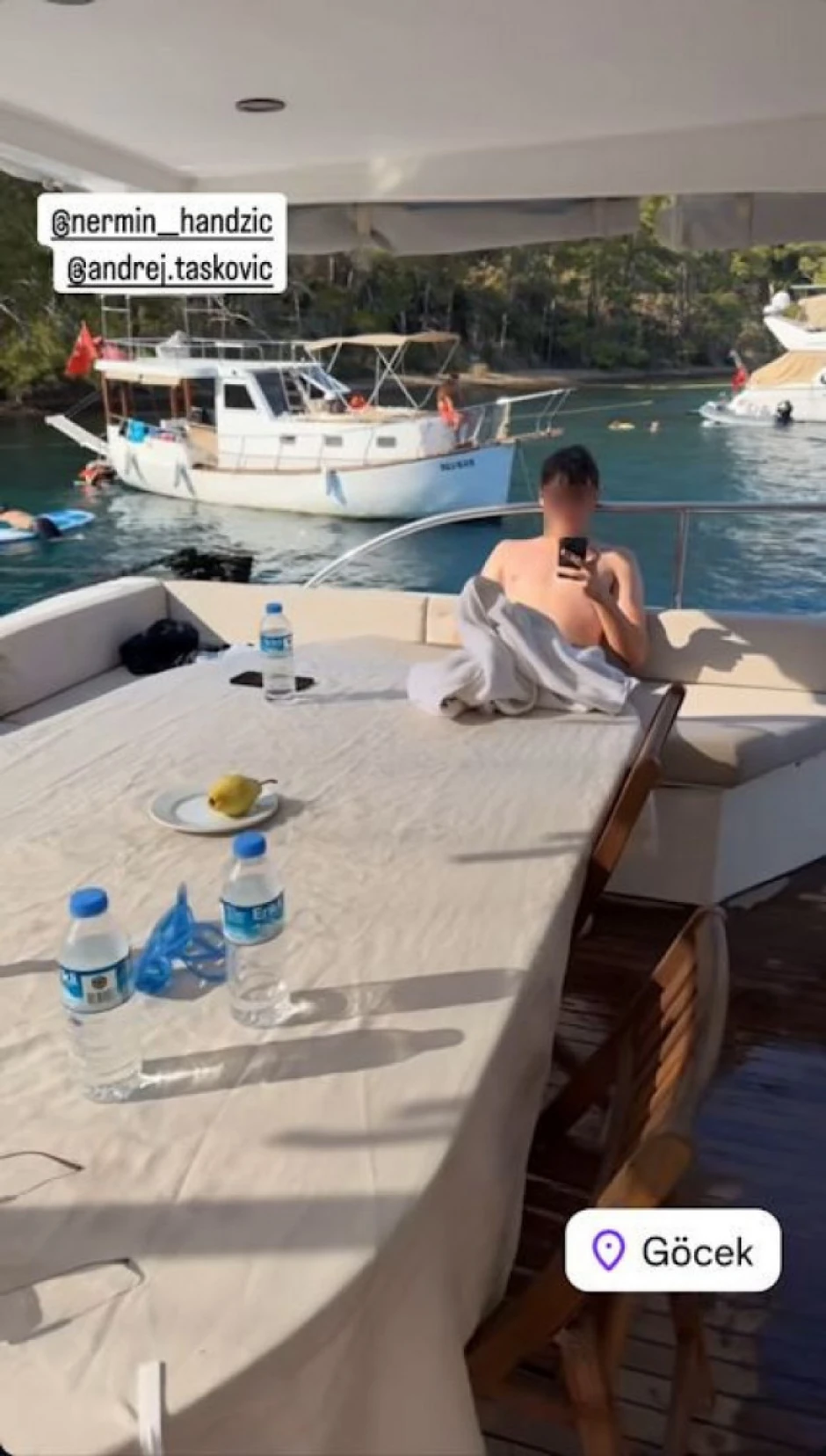 Viki sa porodicom na jahti