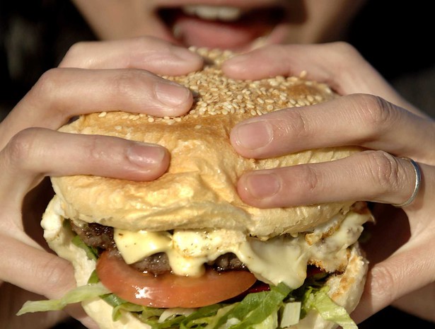 Przyczyną nadwagi wśród dzieci nie jest niska cena hamburgera, ale zwykle brak możliwości lub chęci zdrowego odżywiania