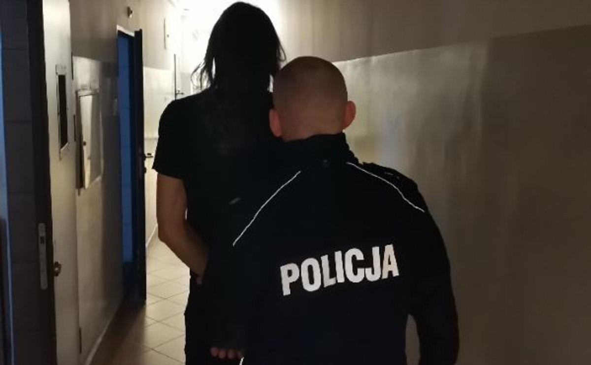 22-latek prowadzony do policyjnej celi