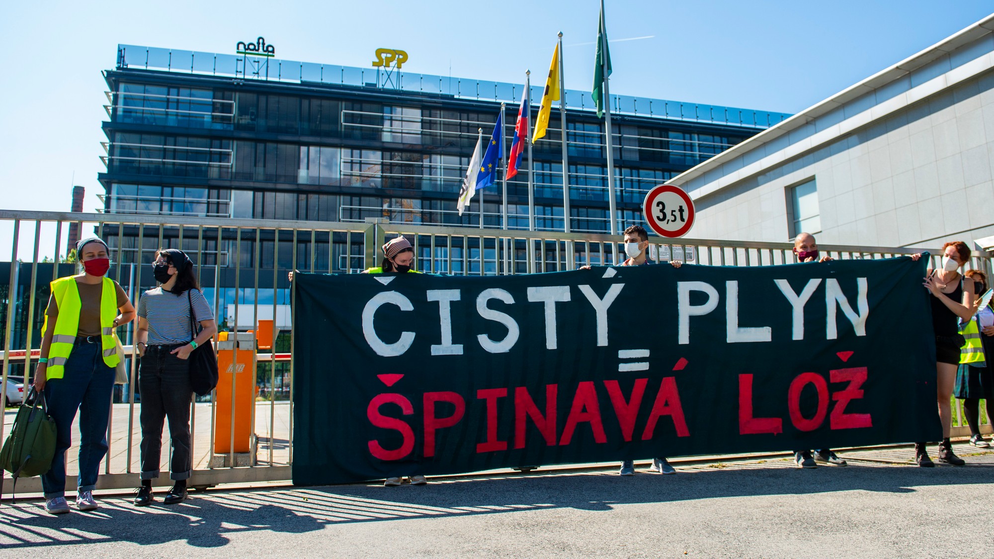 Na snímke účastníci demonštrácie Mestského akčného kempu proti výstavbe LNG terminálu pred budovou Slovenského plynárenského priemyslu (SPP) 4. septembra 2021 v Bratislave