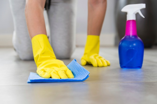 Lista obaveza koju je svekrva napisala snaji uključuje da žena treba od 7.30 do 9.30 da očisti celu kuću, uključujući usisavanje, brisanje prašine i brisanje podova