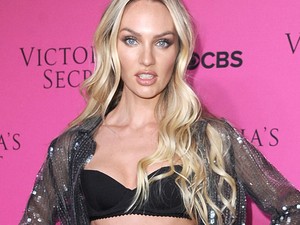 Vegyél fel egy zacskót nadrág helyett és máris lekoppintottad Candice Swanepoel szettjét!