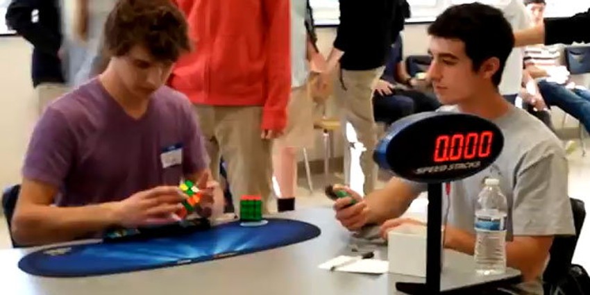 Prvo niko nije obraćao pažnju, a onda su se svi okupili oko Kolina