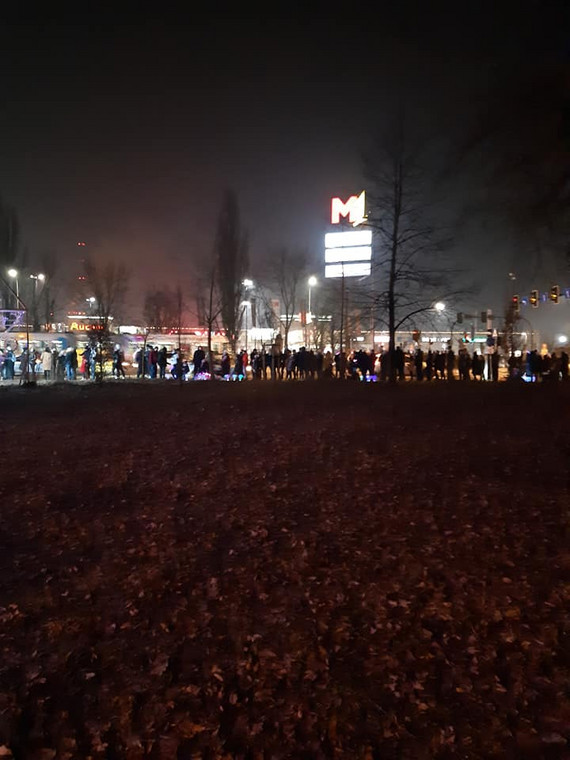 Tłumy przed krakowskim Ogrodem Świateł