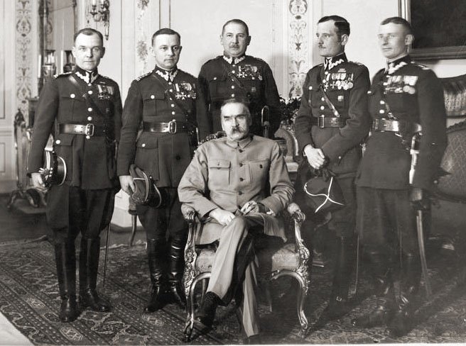 Józef Piłsudski w towarzystwie oficerów, 1930 rok