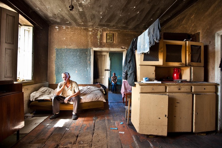 Złomiarze. Para ludzi żyjąca ze zbierania i sprzedaży złomu i makulatury. Mieszkają w niewielkim gospodarstwie na obrzeżach Łodzi. Fotografia Izabeli Urbaniak otrzymała drugie miejsce za zdjęcie pojedyncze w kategorii 