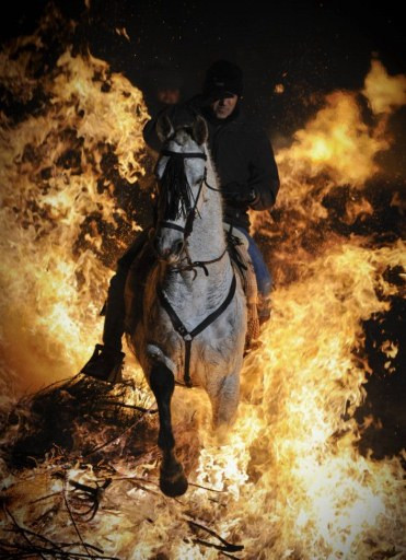Na koniu przez ogień