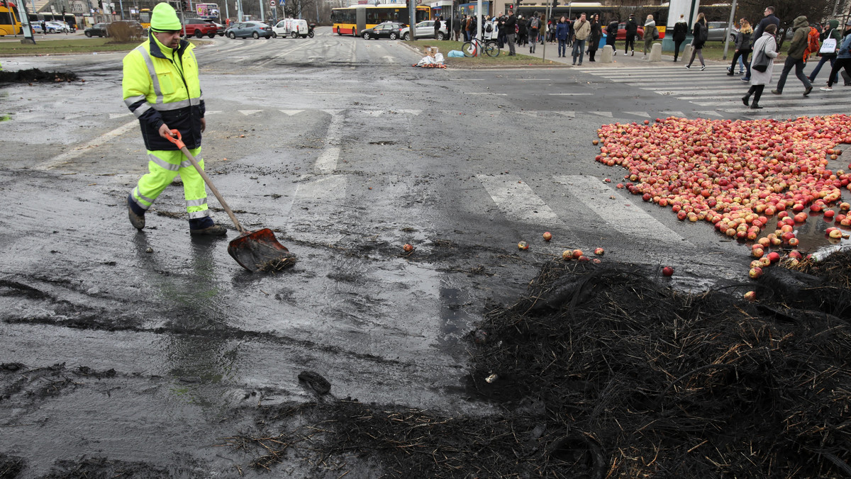 Dziś rano rolnicy z AGROunii zablokowali plac Zawiszy w Warszawie. Protestujący na jezdnię wysypali jabłka, położyli na drodze świńskie łby i podpalili opony. Czy taka forma protestu jest właściwa? Napisz list do redakcji Onetu. Najciekawsze opinie opublikujemy w naszym serwisie.