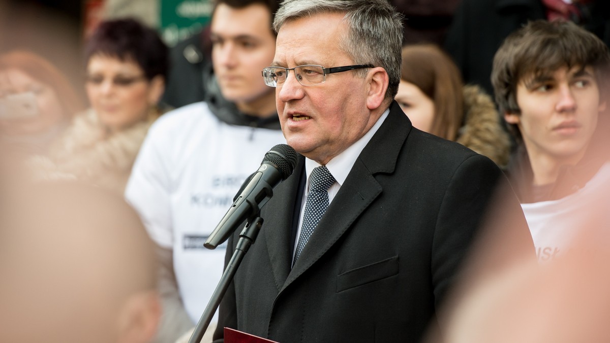 Odczuwamy wielki szacunek do tych, którzy walcząc o swoją ukraińską wolność, umacniają także wolność Polski - podkreślił prezydent Bronisław Komorowski po spotkaniu w Lądku Zdroju (Dolnośląskie) z przebywającymi w Polsce ukraińskimi żołnierzami.