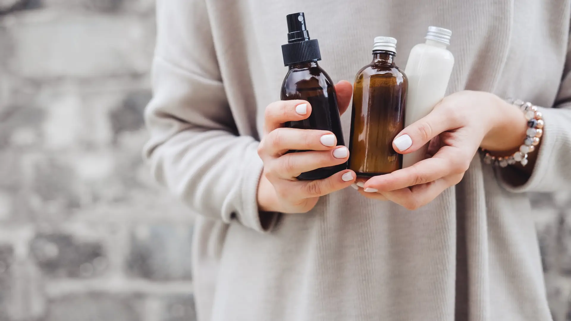 Spłyca zmarszczki i pozbywa się przebarwień. Jak stosować retinol?