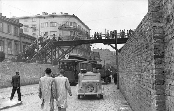 Drewniany most nad ulicą Chłodną, jedna z czterech tego typu budowli wzniesionych w warszawskim getcie. Fot. Bundesarchiv, Bild 101I-270-0298-14 / Amthor / CC-BY-SA 3.0