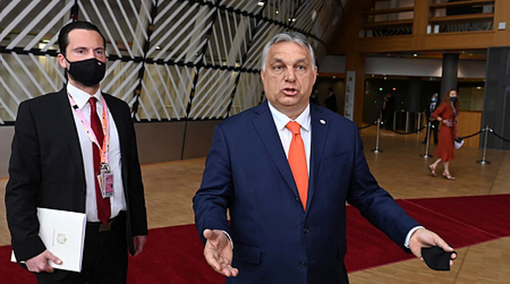 Orbán Viktor miniszterelnök a sajtó képviselőinek nyilatkozik az európai uniós tagországok állam-, illetve kormányfőinek kétnapos csúcstalálkozójára érkezésekor Brüsszelben 2021. június 24-én. Balról Havasi Bertalan, a Miniszterelnöki Sajtóiroda vezetője/ Fotó: MTI/EPA pool/John Thys