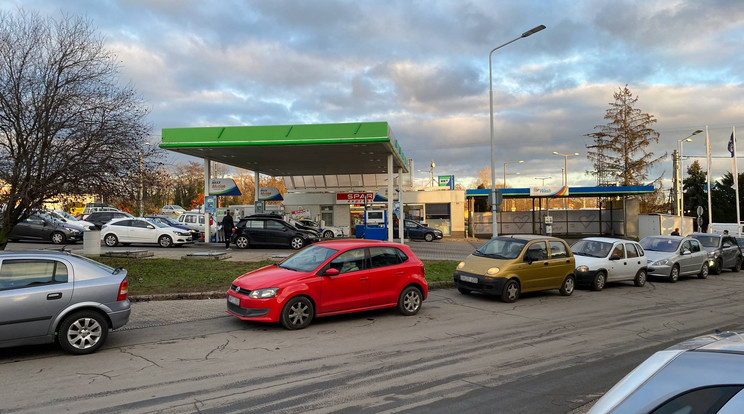 Az utolsó ársapkás nap: sorbanállás a kifogyóban lévő üzemanyagért egy Pest megyei benzinkúton / Fotó: Blikk