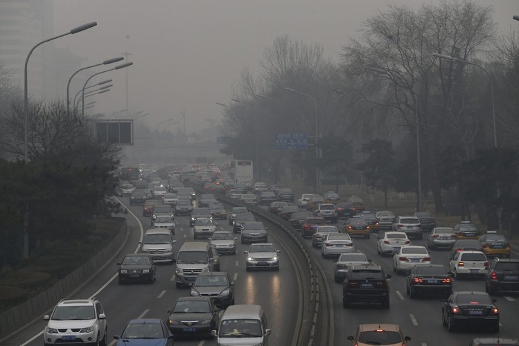 Ze względu na coraz większy problem ze smogiem, wokół chińskiej stolicy zamkniętych zostanie kolejnych 300 fabryk. Do kwietnia opublikowana ma zostać lista projektów, których realizacja, ze względu na skażenie powietrza, będzie wstrzymana. W skali całego kraju, na walkę z zanieczyszczeniem środowiska Chiny przeznaczą 500 miliardów dolarów. Na zdjęciu jedna z głównych ulic Pekinu, EPA/ROLEX DELA PENA Dostawca: PAP/EPA.