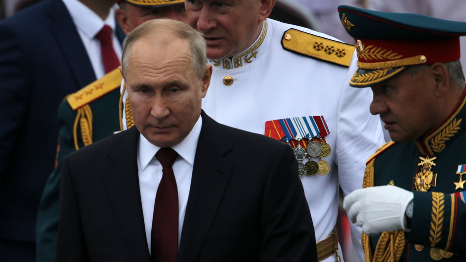 Prezydent Rosji Władimir Putin i minister obrony Siergiej Szoigu podczas parady wojskowej z okazji Dnia Marynarki Wojennej Rosji, 25 lipca 2021 r.