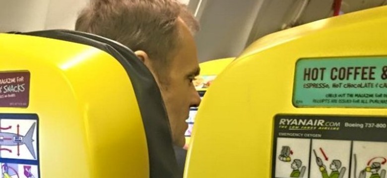 Leciała tanimi liniami, a obok siedział Tusk. ZDJĘCIE wrzuciła do sieci