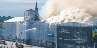 „Moment Notre Dame” w Kopenhadze. Pożar jednego z najstarszych zabytków