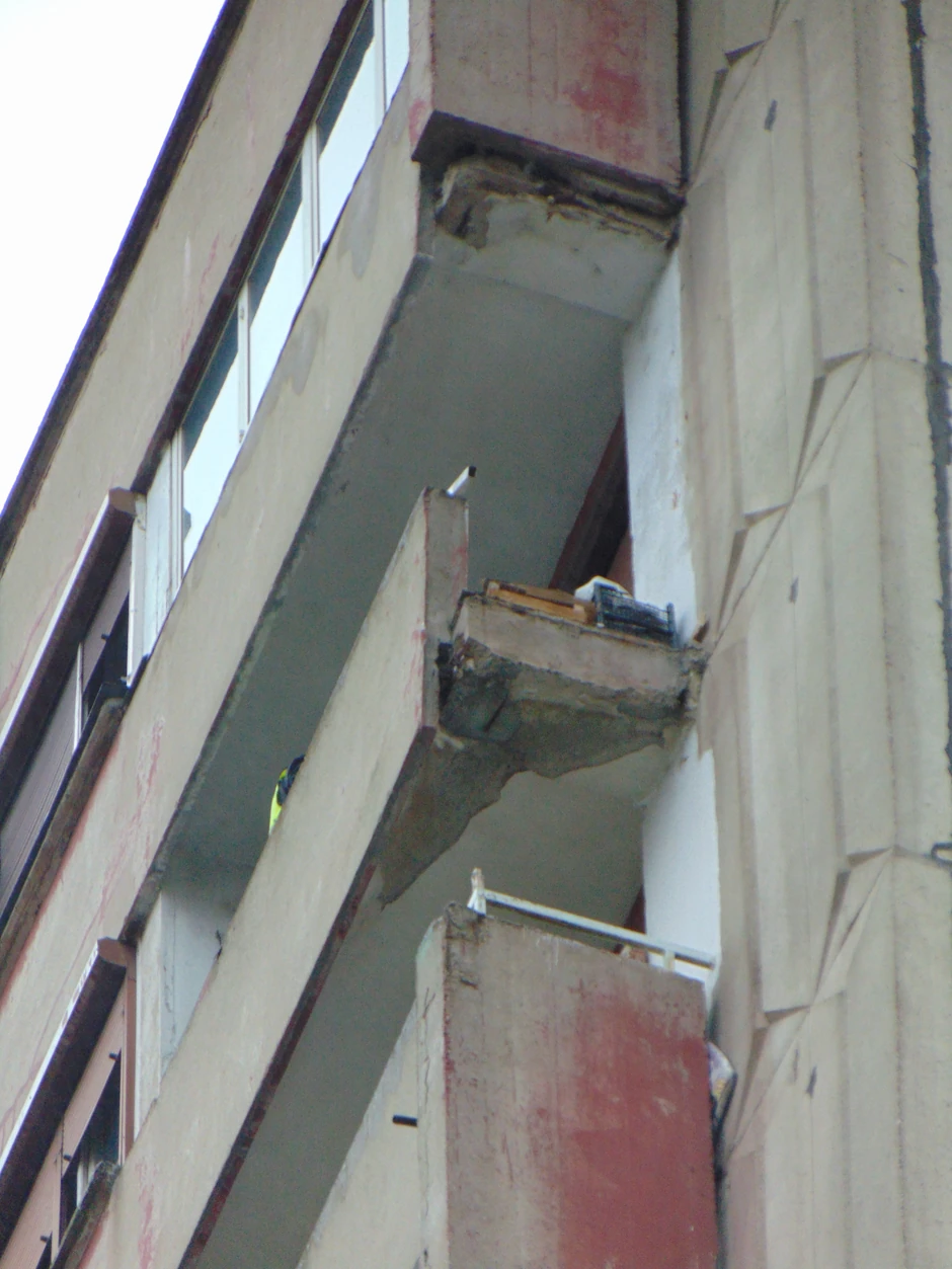 Betonski blok, bočni zid terase,  obrušio se sa 16. sprata