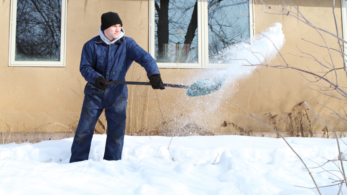 Do 260 wzrosła liczba interwencji małopolskich strażaków w związku z usuwaniem skutków nawałnicy śnieżnej i wichury. W Jaworkach koło Szczawnicy odnaleziono ciało zamarzniętego mężczyzny. GOPR dostarczał żywność do odciętego od świata górskiego osiedla.