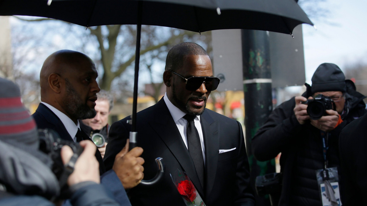 <strong>R. Kelly został uznany winnym zarzutów napaści seksualnej na nieletnią - taką decyzję podjął sąd w Chicago. Oskarżycielka domaga się od muzyka, który nie stawił się na sali sądowej, odszkodowania w wysokości 500 tys. dol. Amerykańskie media donosiły niedawno, że na skutek procesów, kar i długów, muzykowi zostało na koncie trochę ponad 600 dolarów.</strong>