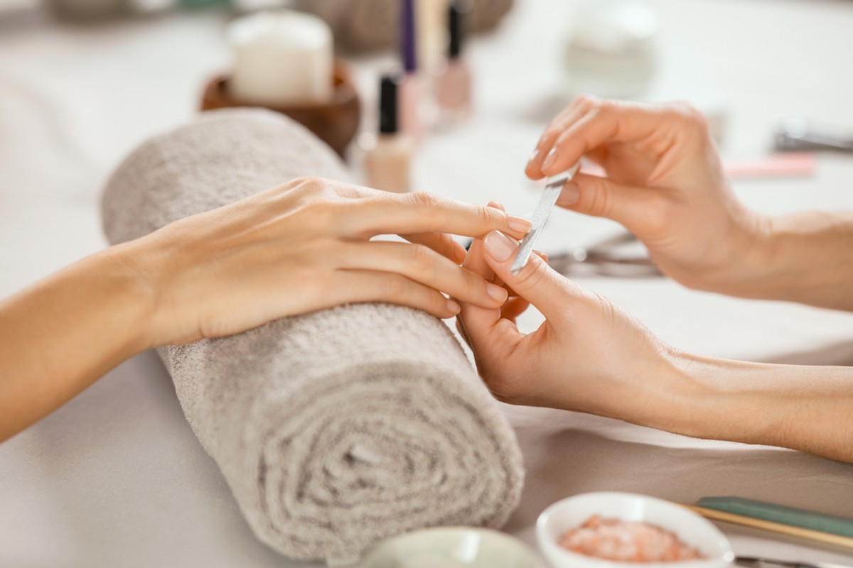"Syrup nails" to koreański hit - sprawdź, jak wykonać tę stylizację