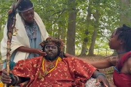 Rekla porodici da ide na običan put, pridružila se SEKTAŠKOM PLEMENU i evo šta je POGLAVICA uradio od nje: Kad su je NAŠLI, zaledili su šta su zatekli - pobegli od CIVILIZACIJE, a preko FEJSBUKA vrbuju članove