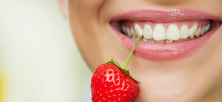 Letnie warzywa i owoce są dobre dla zębów. Co warto jeść bez ograniczeń?