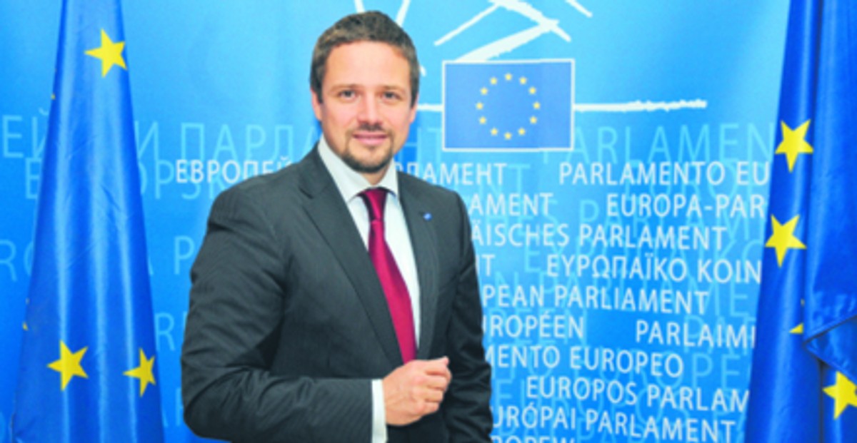 Europoseł Rafał Trzaskowski tłumaczy, że zmiana liczby europosłów to wymóg traktatu z Lizbony i efekt rozszerzenia UE materiały prasowe