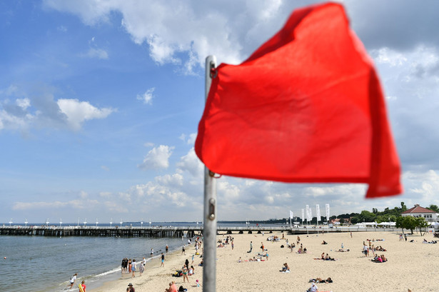Czerwona flaga na plaży