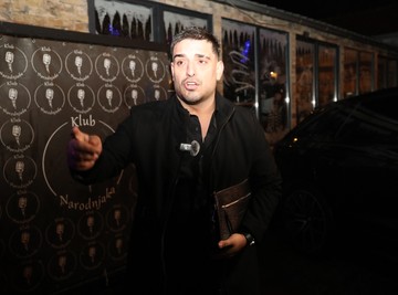 "OBRIŠI ZADNJICU SVOJIM MIŠLJENJEM!" Svastika Darka Lazića brutalno ućutkala kritičare, a pevač otkrio bolnu istinu o povratku na scenu nakon smrti brata